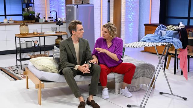 Bild: ARD/Markus Hertrich Wie kann man gut einschlafen? Dr. Johannes Wimmer und Elena Uhlig unterhalten sich über Einschlafhelfer und die richtige Umgebung im Schlafzimmer.