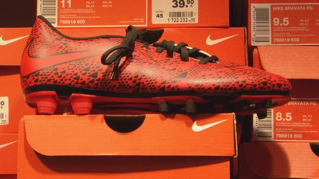 Bild: WDR Roter gemusterter Sportschuh mit Stollen