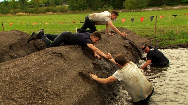 Bild: WDR Vier Männer testen im Schlamm C&A-Kleidung