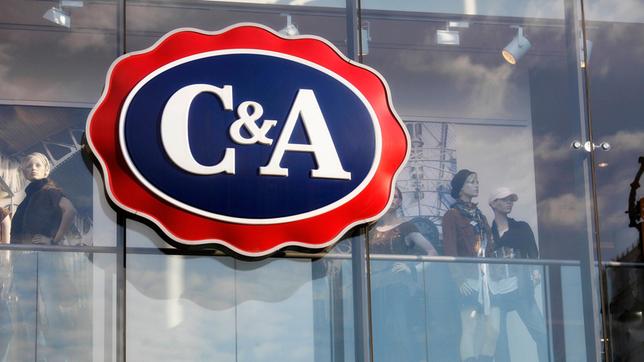 C&A-Logo an einem Kaufhaus