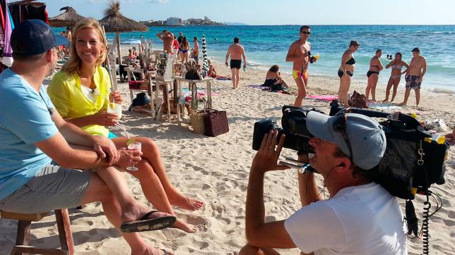 Bild: SR Reise-Check-Reporterin Susanne Gebhardt mit dem Strand-Tester Kai-Michael Schäfer