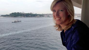 Bild: SR/Norbert Bandel Reporterin Susanne Gebhardt bei der Einfahrt vor Istanbul