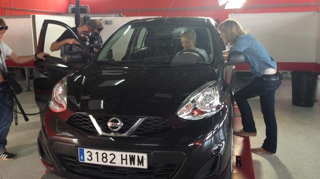 Bild: SR Reise-Check-Reporterin Susanne Gebhardt (r.) und die Kfz-Sachverständige Jasmin Neuner beim Mietwagen-Check