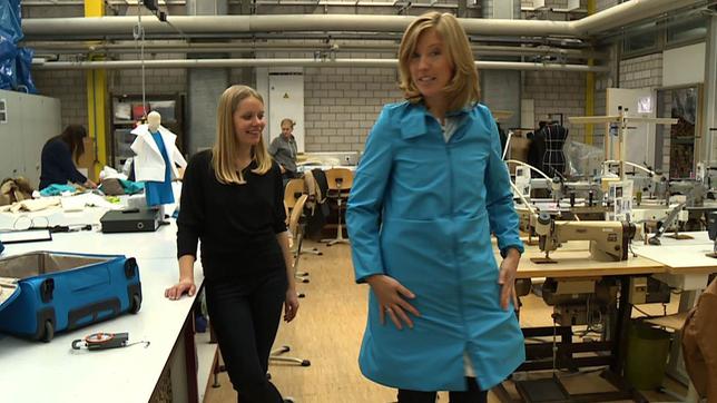 Bild: SR Susanne Gebhardt mit Mantel für zusätzliches Handgepäck