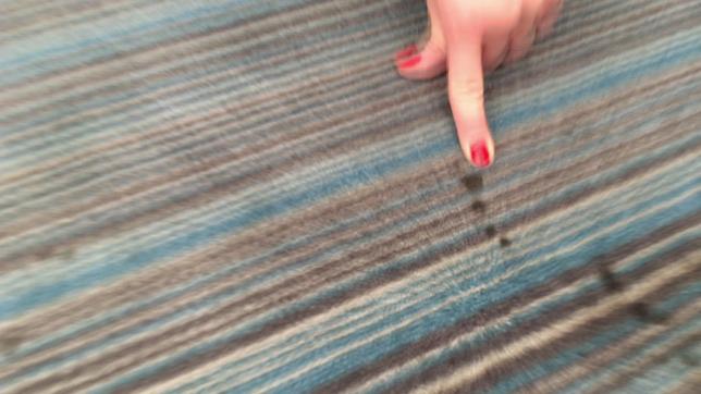 Flecken auf dem Teppich in einem Hotelzimmer
