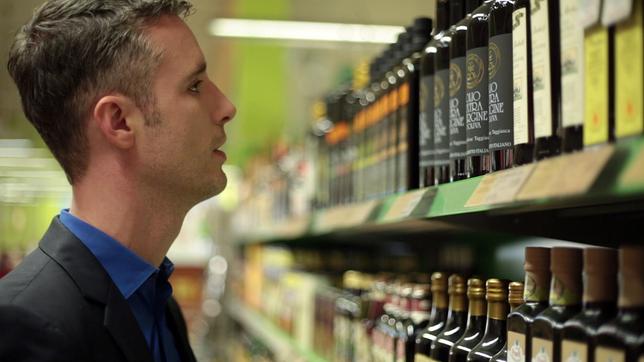 Bild: SWR Mann vor Supermarktregal mit Olivenöl