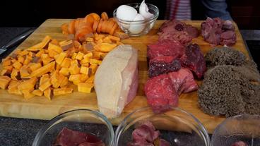 Bild: Mdr/Kristin Hansen Zutaten für Hundefutter: Süßkartoffeln, Möhren, Futterzellulose, Eierschalen, Öl, Seealgenmehl, Goji-Beeren, Innereien vom Huhn.