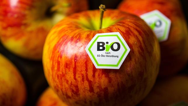 Bild: dpa/picture alliance Apfel mit Bio-Siegel