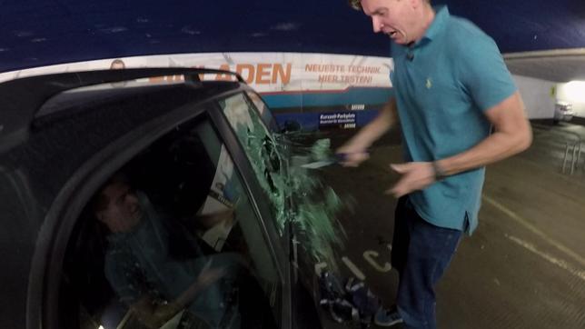 Bild: MDR Reporter Cornel Bunz in einem öffentlichen Parkhaus mit Überwachungskameras.