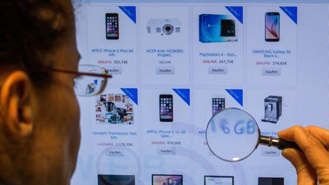 Bild: dpa/picture alliance Mann vor Online-Shop