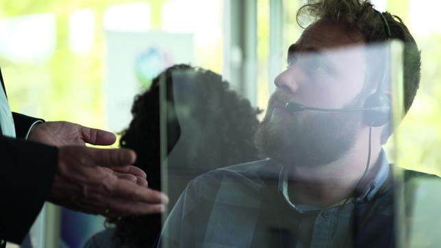 Bild: SWR Die Callcenter-Mitarbeiter stehen unter Druck. Sie müssen liefern.