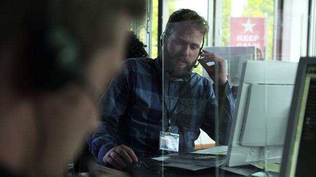 Bild: SWR Reporter Julian beim verdeckten Einsatz im Callcenter (nachgestellte Szene)