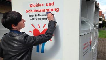 Bild: SWR Reporterin vor Altkleidercontainer