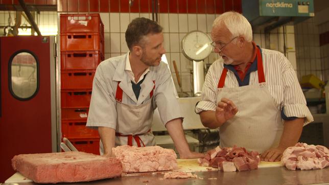 Bild: SWR Reporter Jan Boris Rätz und Metzgermeister Franz Josef Voll mit Wurst-Zutaten