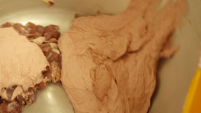 Bild: SWR Die Grundmasse wird mit Putenfleisch-Stücken gemischt.