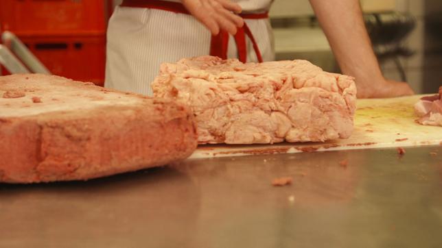 Bild: SWR Separatorenfleisch und Hühnerhaut werden als gefrorene Blöcke geliefert
