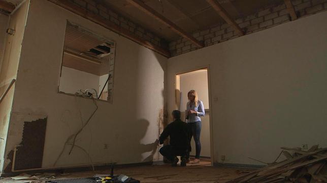 Bild: SWR Verbraucherfallen-Reporterin Jana bei der Wohnungsbesichtigung mit einem Sachverständigen