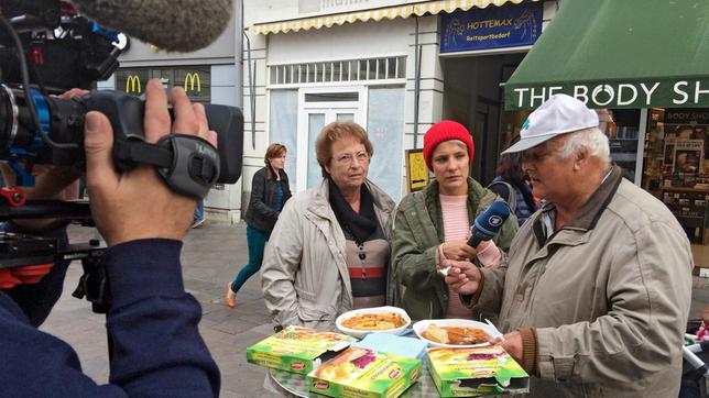 "Vorsicht, Verbraucherfalle!"-Reporterin Seraphina Kalze mit Passanten 