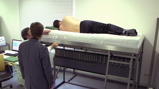 Bild: SWR Testperson auf Matratze