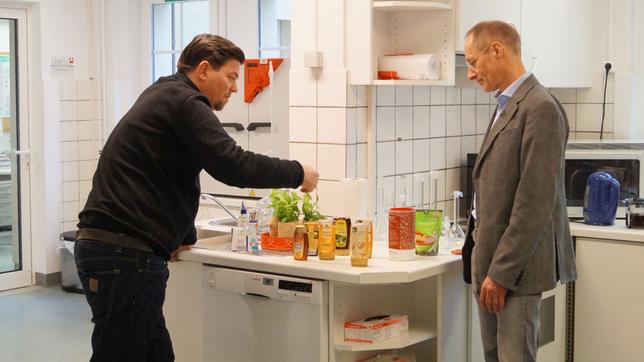 Bild: NDR Tim Tim Mälzer mit Professor Andreas Pfeiffer vom Deutschen Institut für Ernährungsforschung