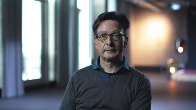 Bild: SWR/DOKFILM/Martin Christ Manager Dr. Bernhard Günther erzählt vom Säureangriff, der im März 2018 auf ihn verübt wurde. Bis heute ist ungeklärt, wer die Tat beauftragt hat. Er hat überlebt, bleibt aber auch nach unzähligen Operationen gezeichnet. Sein Augenlicht verdankt er dem Umstand, dass er während des Anschlags Kontaktlinsen trug.