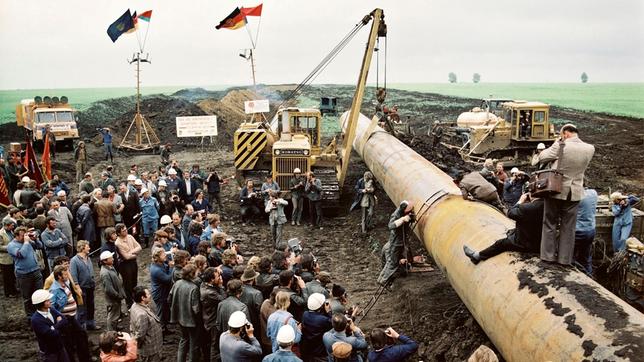 Arbeiter wird bei Schweißarbeiten an der „Drushba-Trasse“ während Pressetermin fotografiert, 1970er, Ukraine