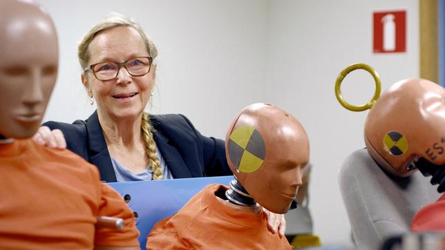 Astrid Linder führt regelmäßig Tests mit ihrem Crash-Test-Dummy "Eva" durch.