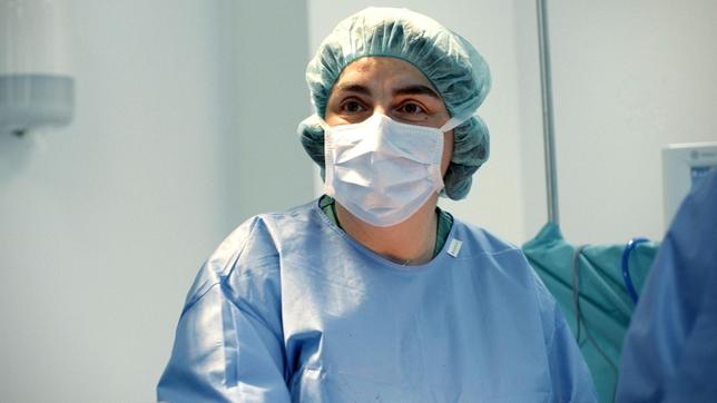 Bild: WDR Dr. Dilek Gürsoy ist Herzchirurgin und Kunstherzspezialistin. Sie testet Kunstherzen, die für Patient:innen lebensrettend sein können.