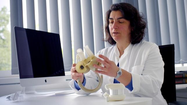 Dr. Dilek Gürsoy mit dem gängigen Kunstherz, das derzeit weltweit implantiert wird. Für die meisten Frauen ist es allerdings zu groß.