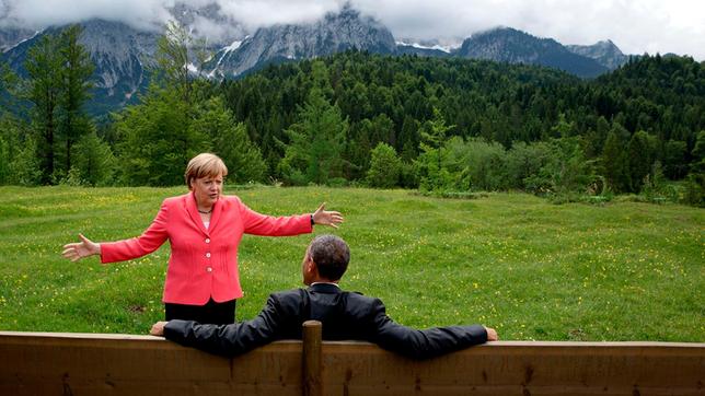 Bild: rbb/SWR/MDR/Looksfilm/Barack Obama Presidential Library Angela Merkel im Gespräch mit US-Präsident Barack Obama beim G7-Gipfel auf Schloss Elmau, 2015.