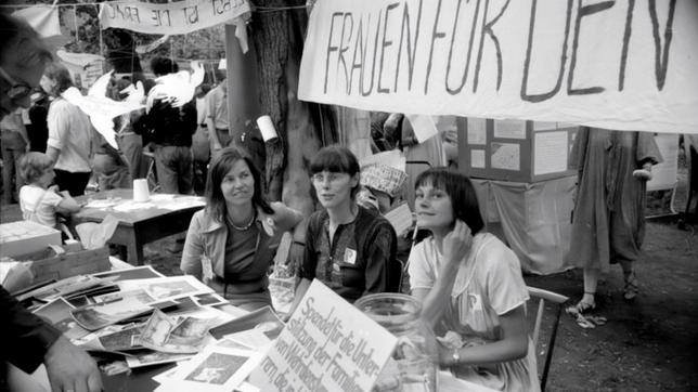 Bild: Robert-Havemann-Gesellschaft/Werner Fischer/RHG_Fo_WF_041 Frauenbewegung in der DDR mit der Bürgerrechtlerin Katja Havemann (in der Mitte).