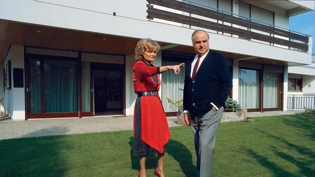 Bild: NDR/Helmut R. Schulze Hannelore Kohl mit ihrem Ehemann Helmut im Garten.