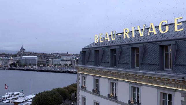 Die Aussenfassade des Beau Rivage, im Hintergrund der Genfer See.
