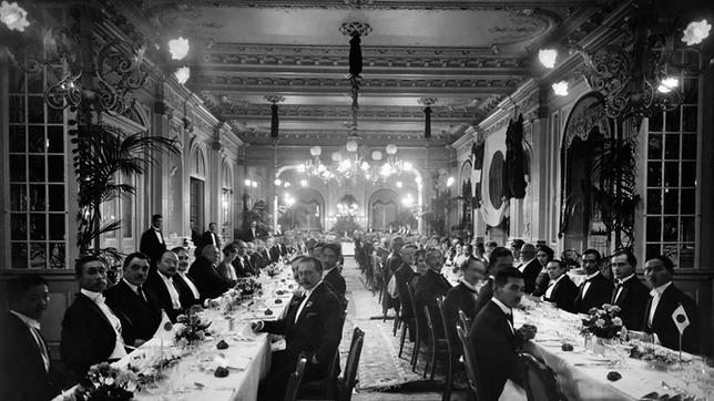 Geschlossene Gesellschaft im Restaurant des Beau Rivage, 1922