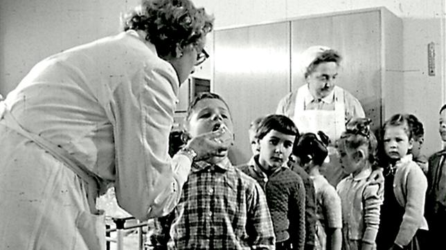Kinder bei der Polioimpfung.
