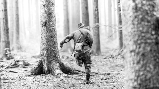Ein Soldat auf der Flucht durch den Wald.