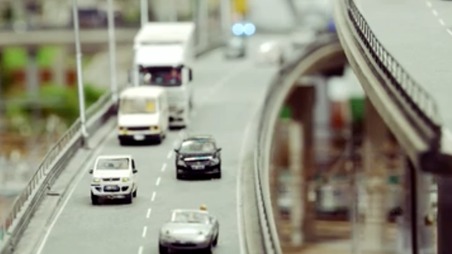 Modellautos auf einer nachgebauten Autobahnbrücke