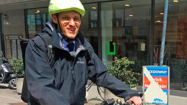 Prof. Dr. Jochen Eckart auf dem Fahrrad in Karlsruhe