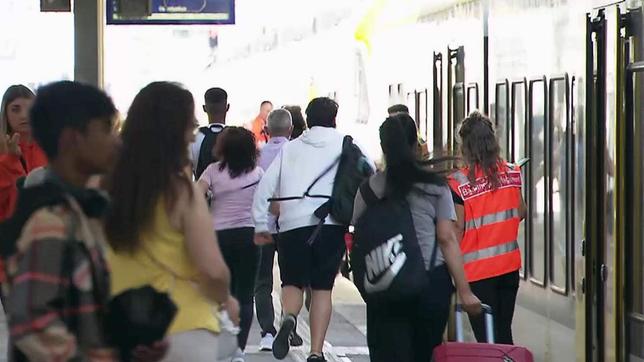 Bild: SWR Fahrgäste am Stuttgarter Hauptbahnhof. Sind Sie auch mit Bus und Bahn unterwegs? Dann berichten Sie uns von Ihren Erfahrungen! #besserBahnfahren
