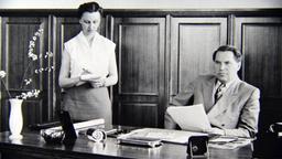Firmenchef Werner Otto und eine Sekretärin