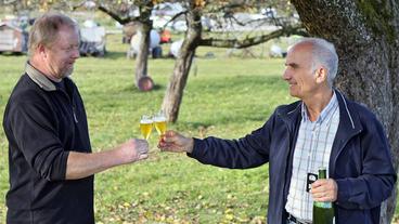 Bild: HR/Geert Schäfer Andreas Fest (l.) mit seinem Freund Berthold Büchele auf dessen Apfelwiese in Ratzenried