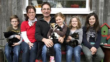 Bild: HR/Geert Schäfer Norbert und Veronika Krug mit ihren Kindern Lorenz, Rebekka, Lydia und Magdalena