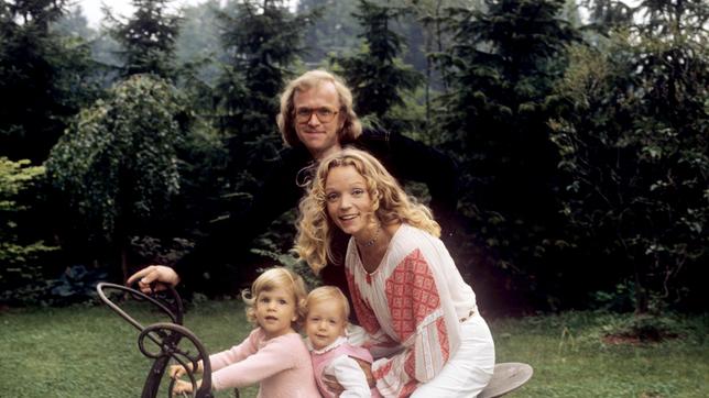 Bild: dpa Klaus Doldinger und Ehefreu und Kindern 1973