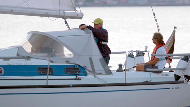 Bild: NDR/Doclights GmbH 2019 Dr. Fabian von Manteuffel genießt den Feierabend mit seiner Partnerin und Hund Nemo beim Segeln an der Ostsee.
