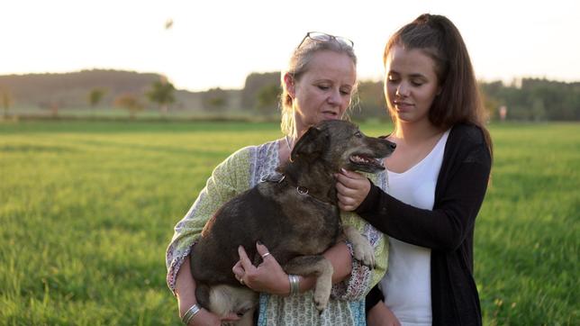 Bild: NDR/Doclights GmbH 2019 Tierhalterin Jutta Sutor und ihre Tochter sorgen sich um ihren Mischlingshund Alois.
