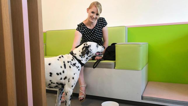 Dalmatiner Spike kommentiert alles, was er erlebt. Besitzerin Katharina von Seydlitz liebt ihren gesprächigen Hund.