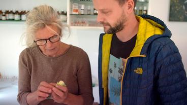 Bild: NDR/Doclights GmbH 2020 Wolfgang Haas ist in großer Sorge um seinen Wellensittich-Tollpatsch Bobby. Sehr behutsam untersucht Regina Seemüller den geschwächten Vogel.