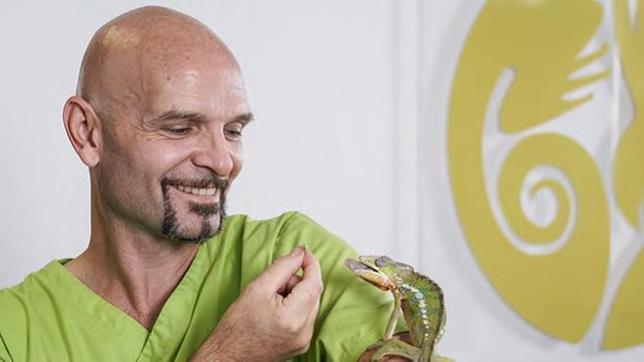 Bild: NDR/Doclights GmbH Dr. Gerd Britsch kümmert sich um Reptilien.