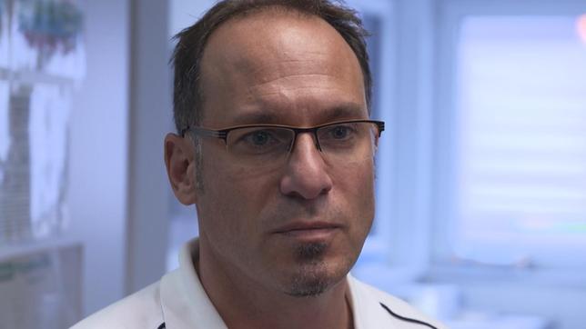 Bild: NDR/Doclights GmbH 2019 Die Spezialität von Dr. Tobias Neuberger sind komplizierte Knochenbrüche.