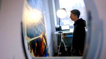 Der Künstler Artem Volokitin vor einem seiner neuen Gemälde.